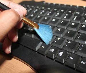 Bersihkan Keyboard Laptop