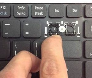 Menekan Tombol Keyboard Laptop